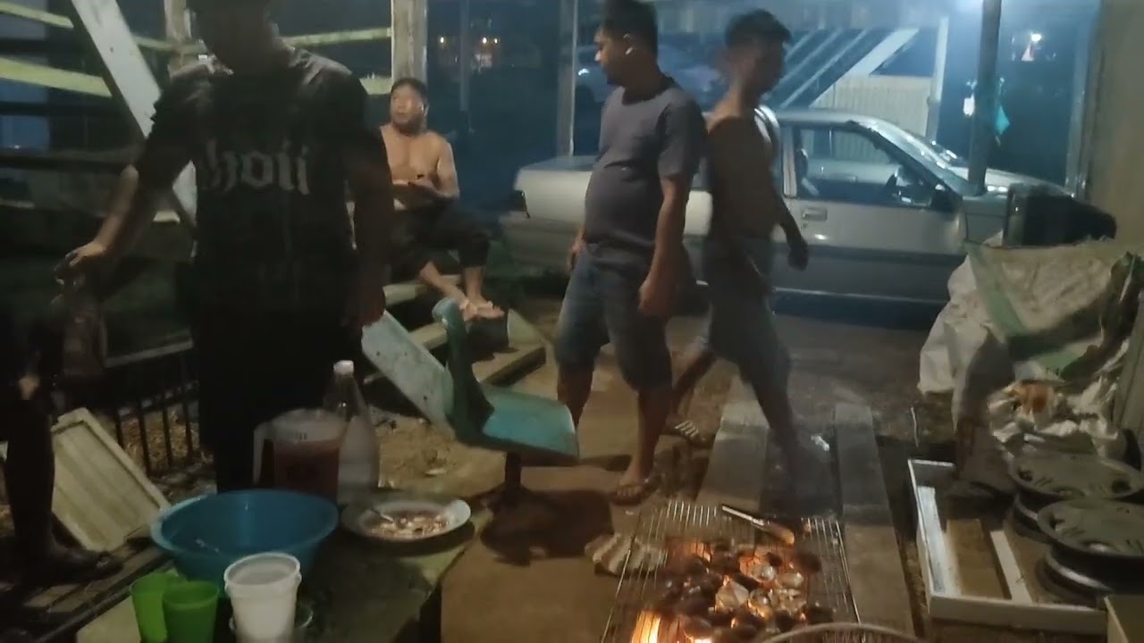 Menyalai lokan apong di rumah kaban 