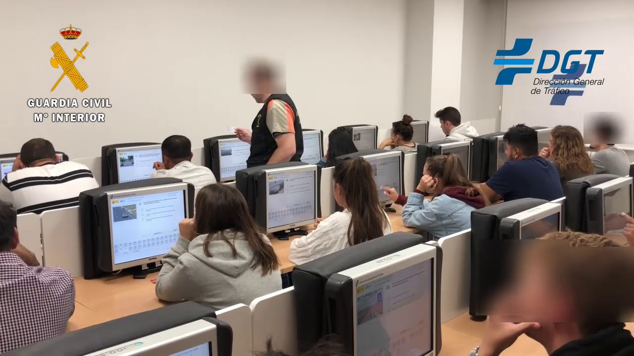 Pillado in fraganti copiando con un pinganillo