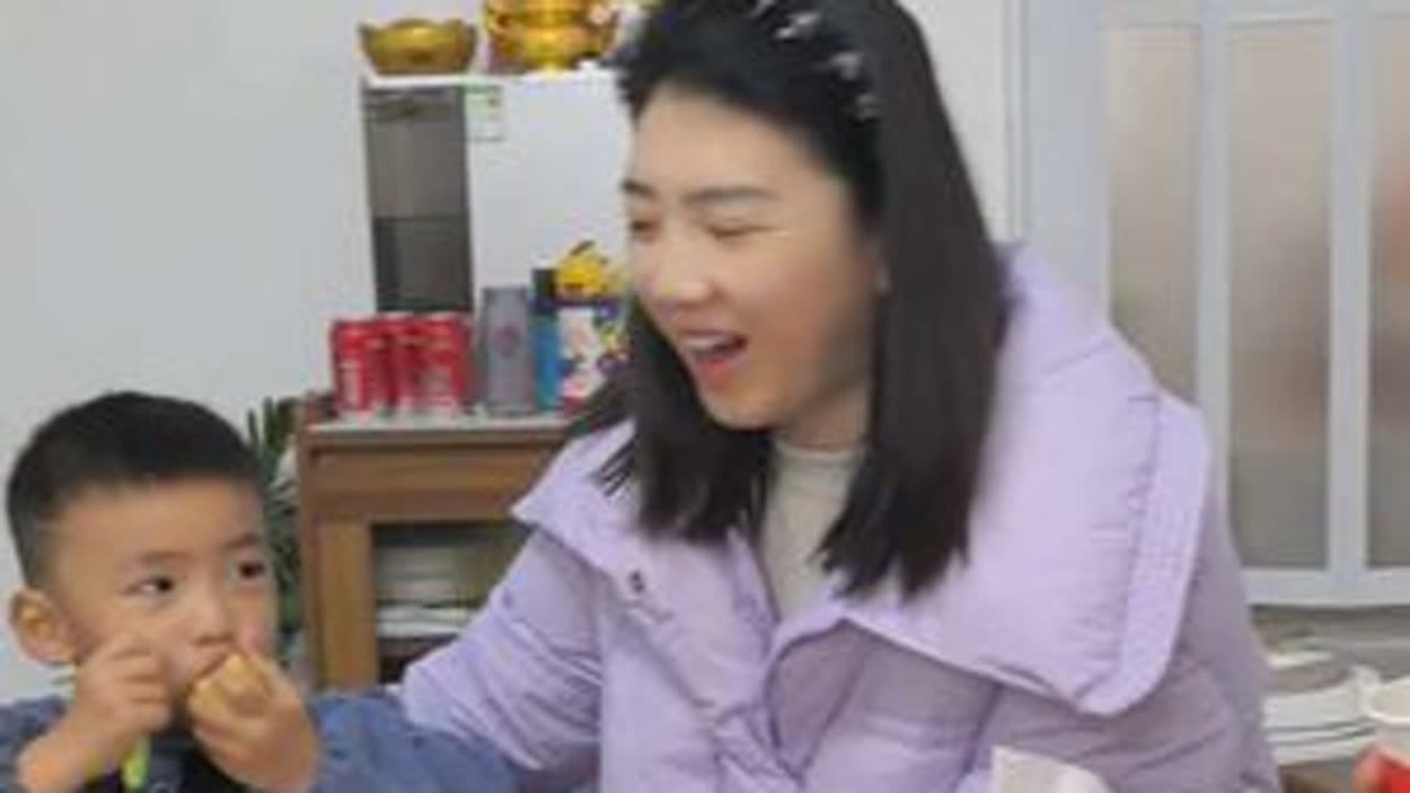 过年就是全家团聚，热热闹闹吃顿饭，欢声笑语笑不停，大家新年快乐#过年 #团聚时刻 #过年了过年了