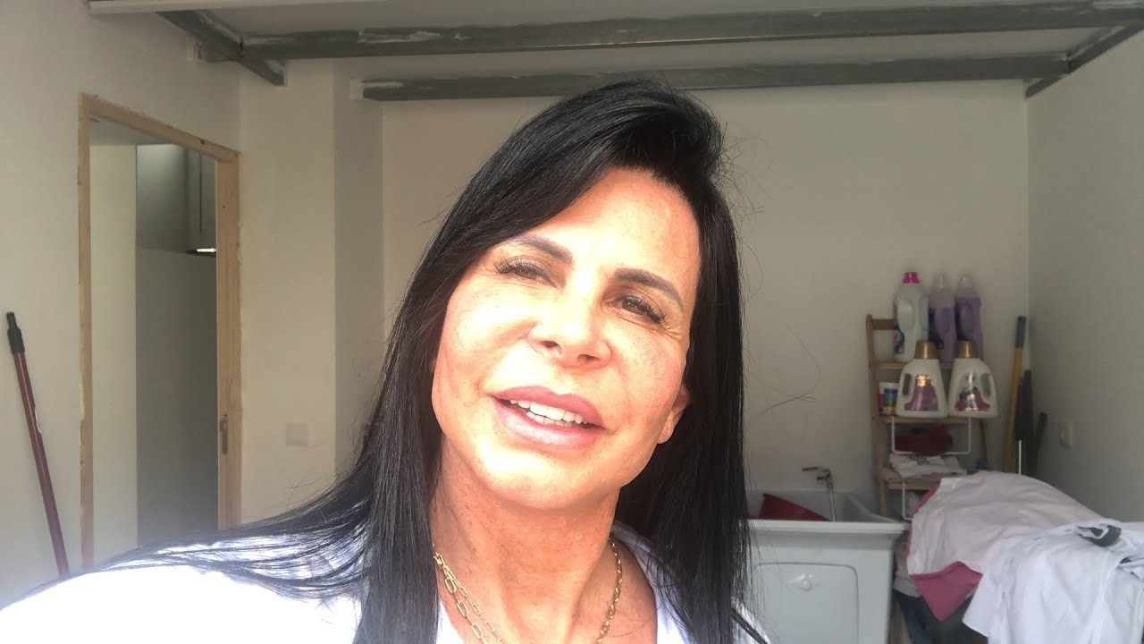 Bom dia. Passando roupa e conversando.