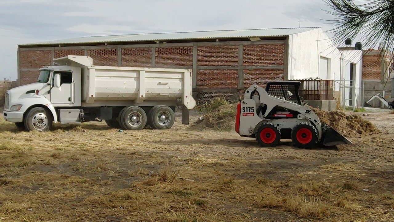 Cargando torton kenworth con bobcat S175