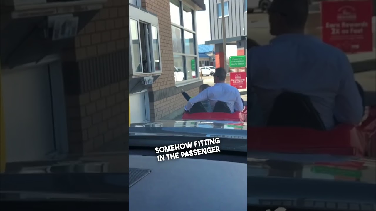 Маленький мальчик отвез свою игрушечную машинку в автокафе 😂