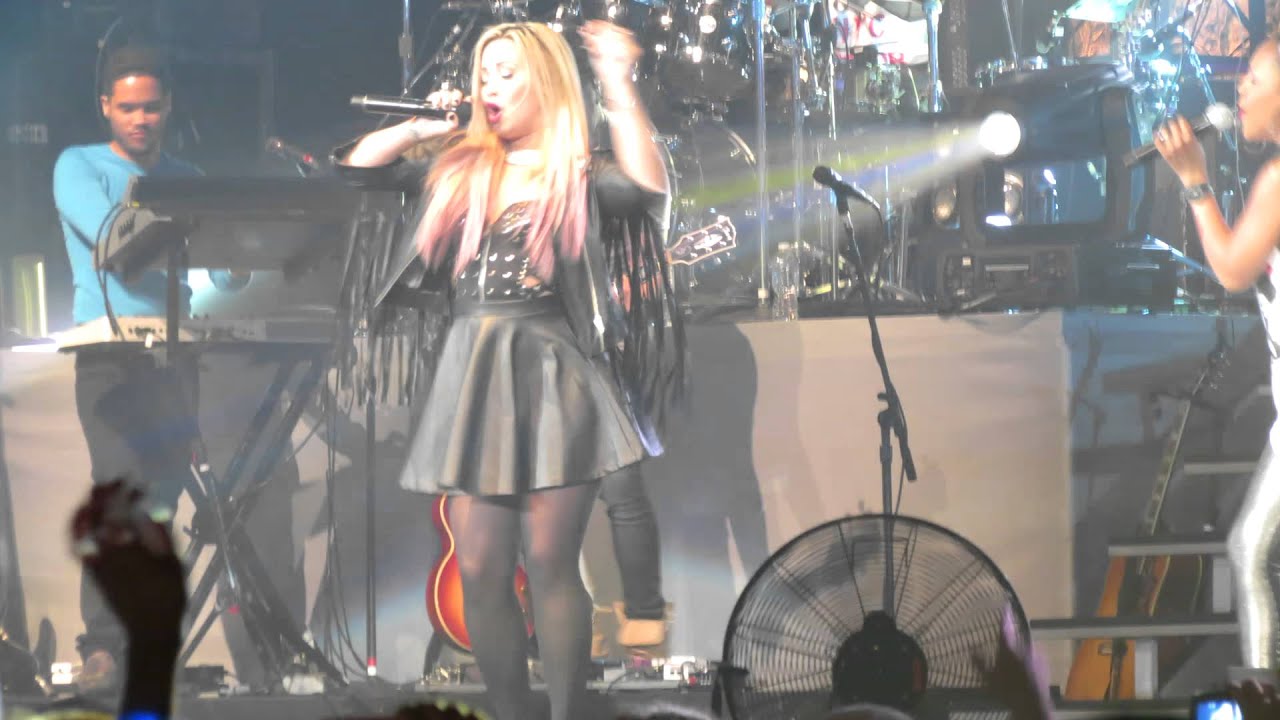 Demi Lovato Who's That Boy Bakersfield Catching Bra