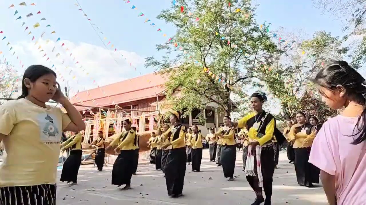 รำในงานบุญกุ้มข้าวใหญ่ที่วัดธาตุบ้านแห่โดยทีมนางรำจิตอาสา 1 กุมภาพันธ์ 2569