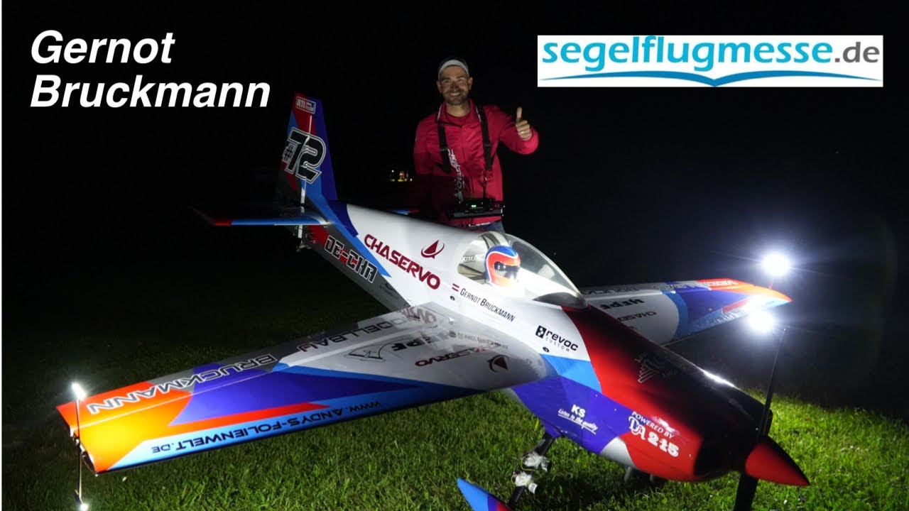 Segelflugmesse Schwabmünchen 2024 - Gernot Bruckmann fliegt seine Laser bei der Nachtflugshow
