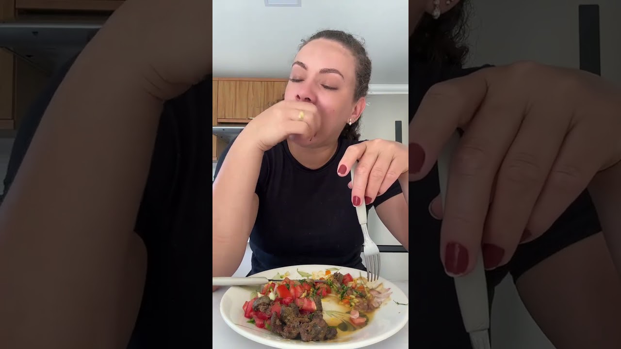 Almoço de hoje teve fígado e muitas pimentinhas.