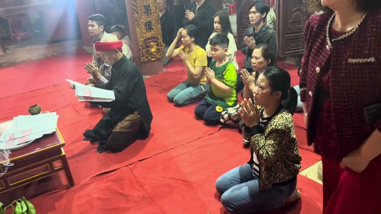 KHOAI | Em bé ngồi vái ông Thành Hoàng làng Bá Liễu cùng Bà Nội thời khắc giao thừa năm Bính Ngọ