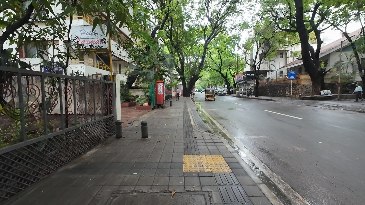 Prabhat Road, Pune Walking Tour | Green Urban Street | 4K