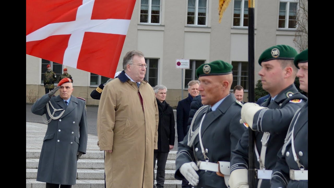 Militärische Ehren - Dänemarks Verteidigungsminister Claus Hjort Frederiksen