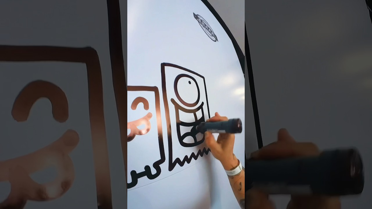 As&iacute; empezamos un mural de DOODLES mientras nos ve&iacute;a la gente. #dodos #art #doodle