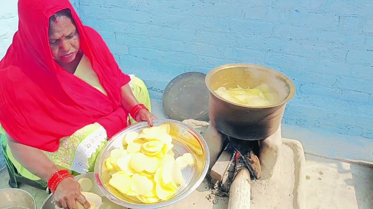 Holi ke liye aloo ke chips. Deshi style aloo chips.#youtube #viral #trending #cookingchannel 
