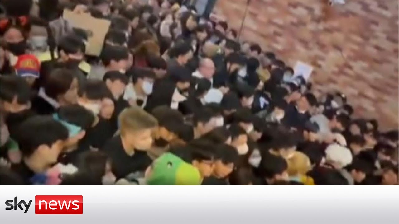 Южная Корея: По меньшей мере 146 человек погибли в давке.