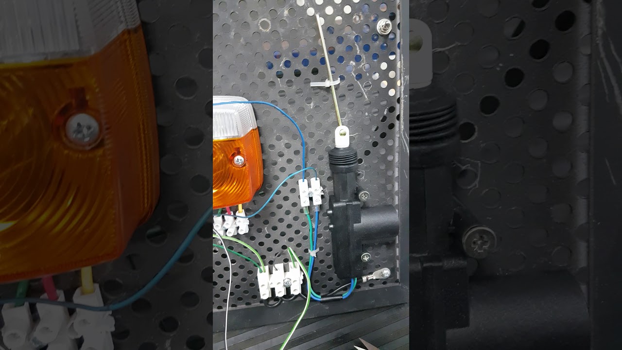Maqueta de un cierre centralizado con 2 rel&eacute;s conmutados.