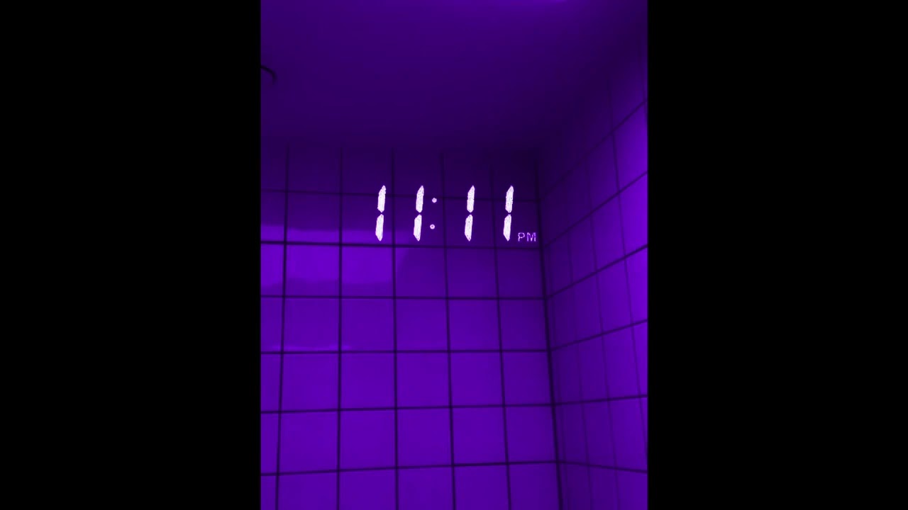 Bad Bunny - Como Antes, pero estas en el baño en una fiesta.