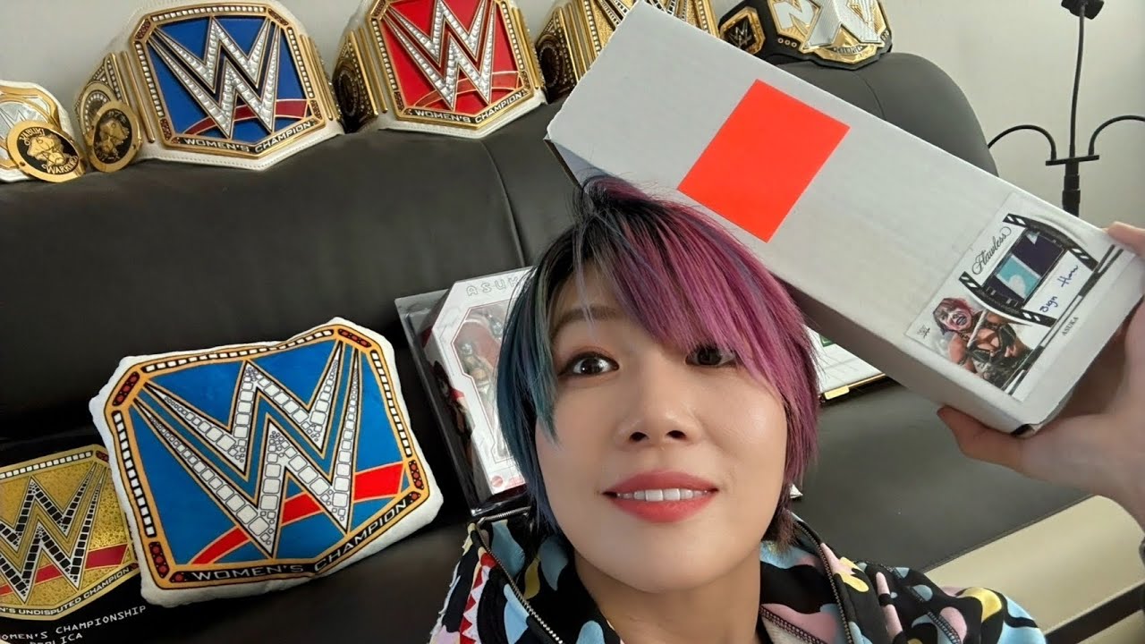 大量のWWEトレーディングカードにサインをした。