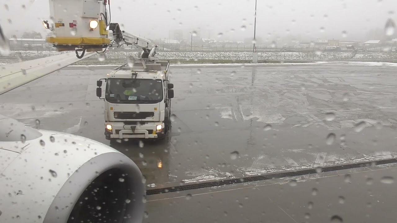 DEICING! Ryanair Boeing 737-800 Take off from Gdańsk (FR4106)