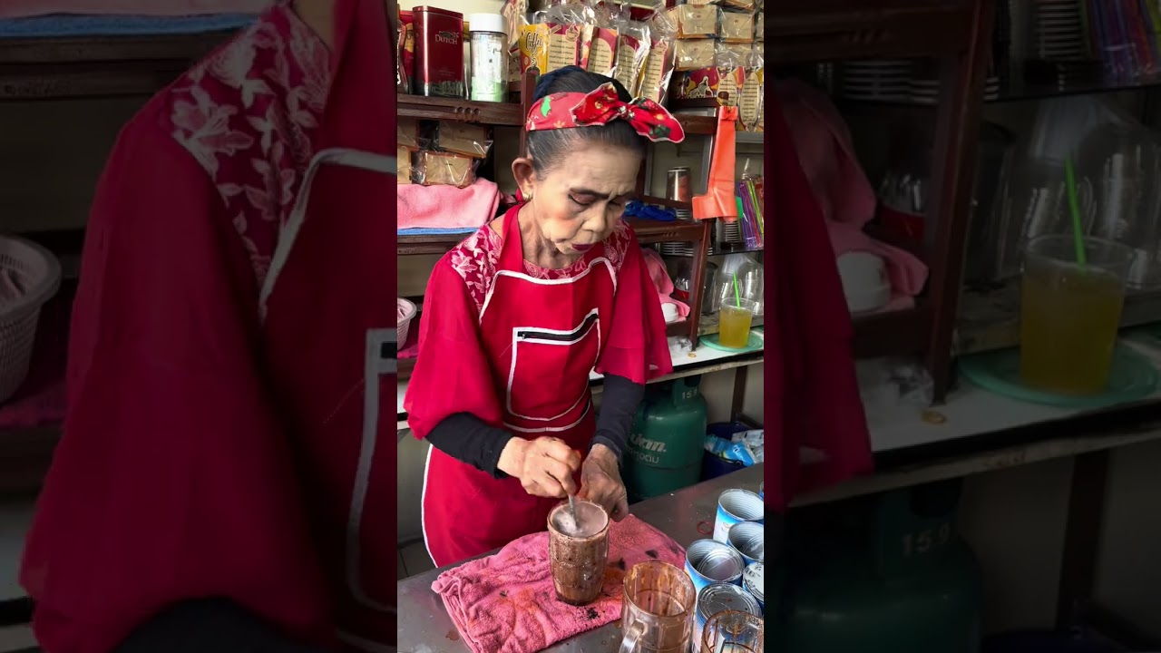ป้านิด กาแฟโบราณ ถุงละ30฿ ร้านป้าปากแดง อยู่ถนนมหรรณพ แถวศาลเจ้าพ่อเสือ เสาชิงช้า#ป้าปากแดง #เฮียพี