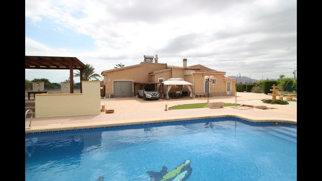 Stunning Villa with a swimming pool located in Albatera