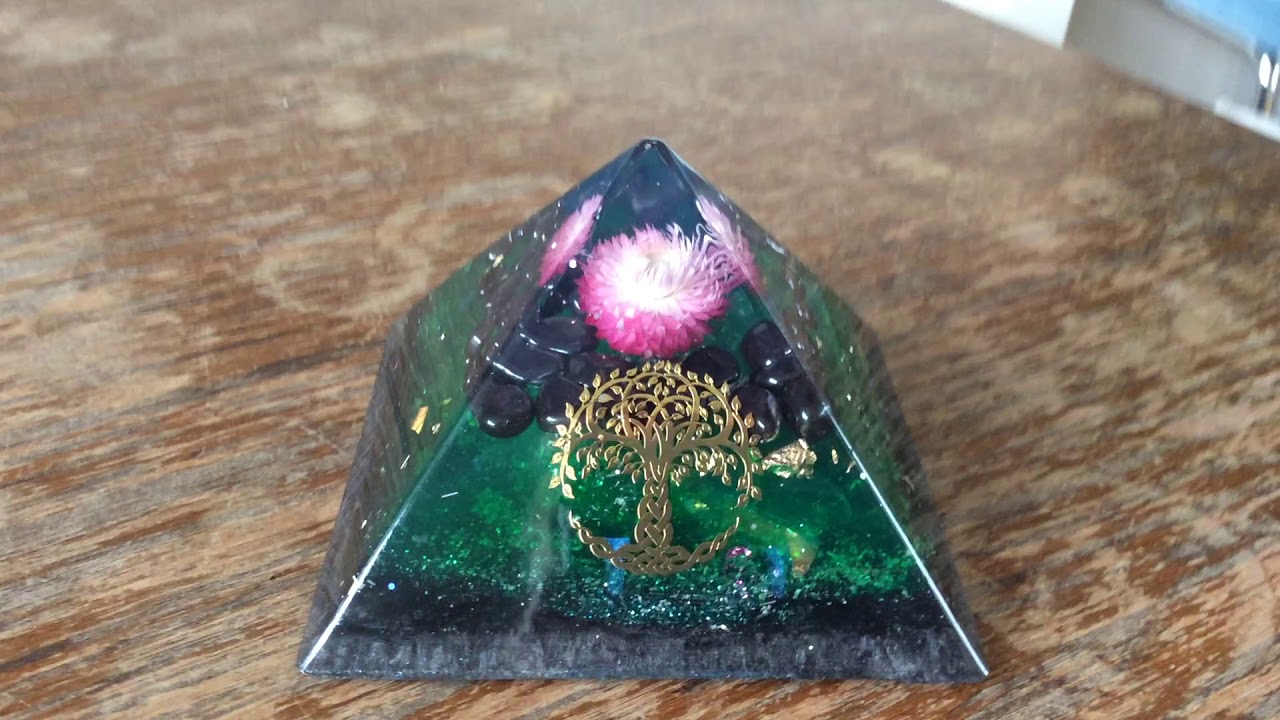 Orgonite Giza piramide 13 cm 'Hematiet'