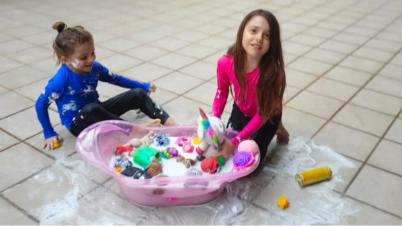 Dia de Lavar os Bichinhos de Pel&uacute;cia! Day to wash the stuffed animals! pretend play