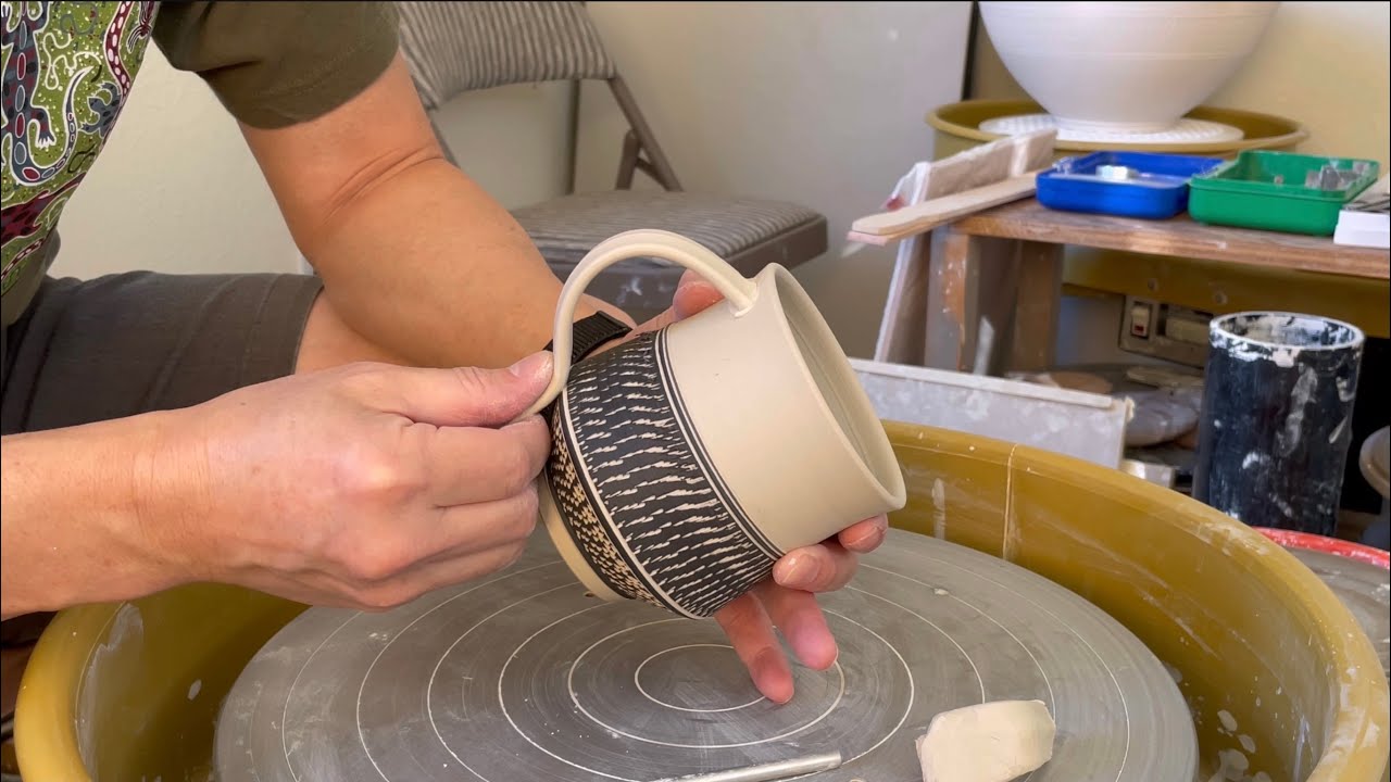 540. Chattering a Sgraffito Mug in SloMo & Attaching Handle with Hsin-Chuen Lin 林新春 馬克杯慢動作跳刀及接手把示範