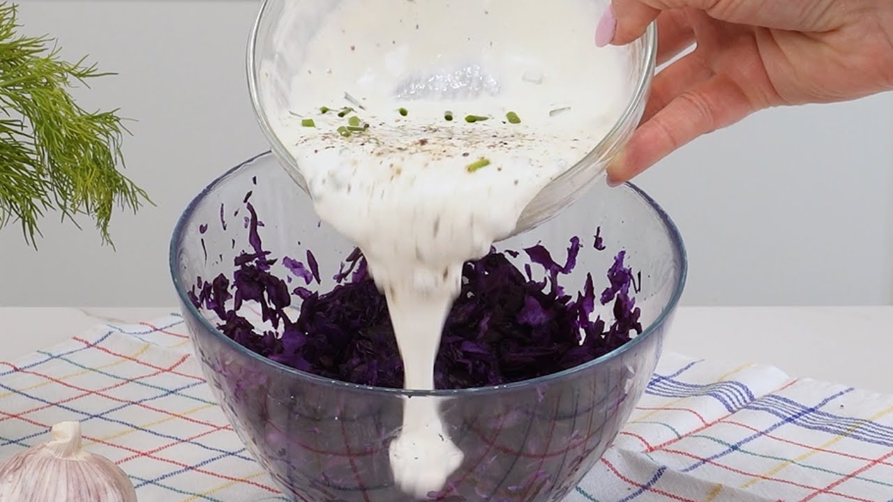 Einfacher Trick f&uuml;r den besten Rotkohlsalat, den du je gegessen hast