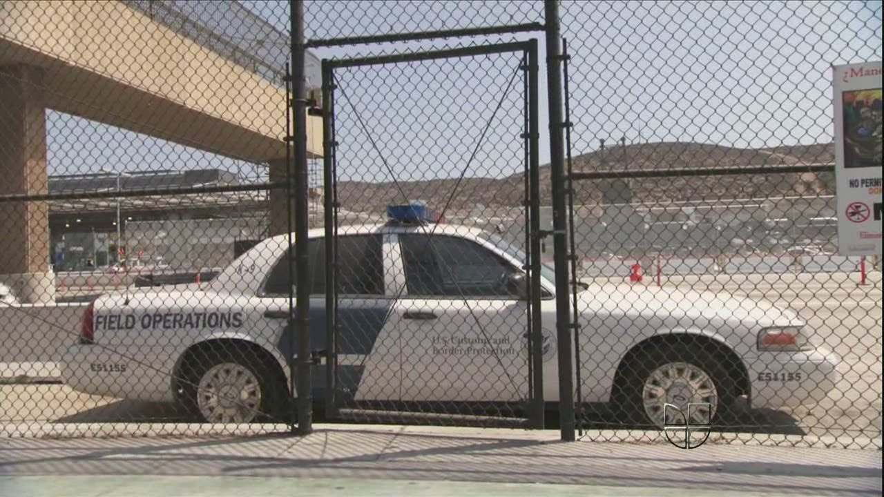 Aqui y Ahora - Gritos de inmigrante esposado en la frontera, parte 1