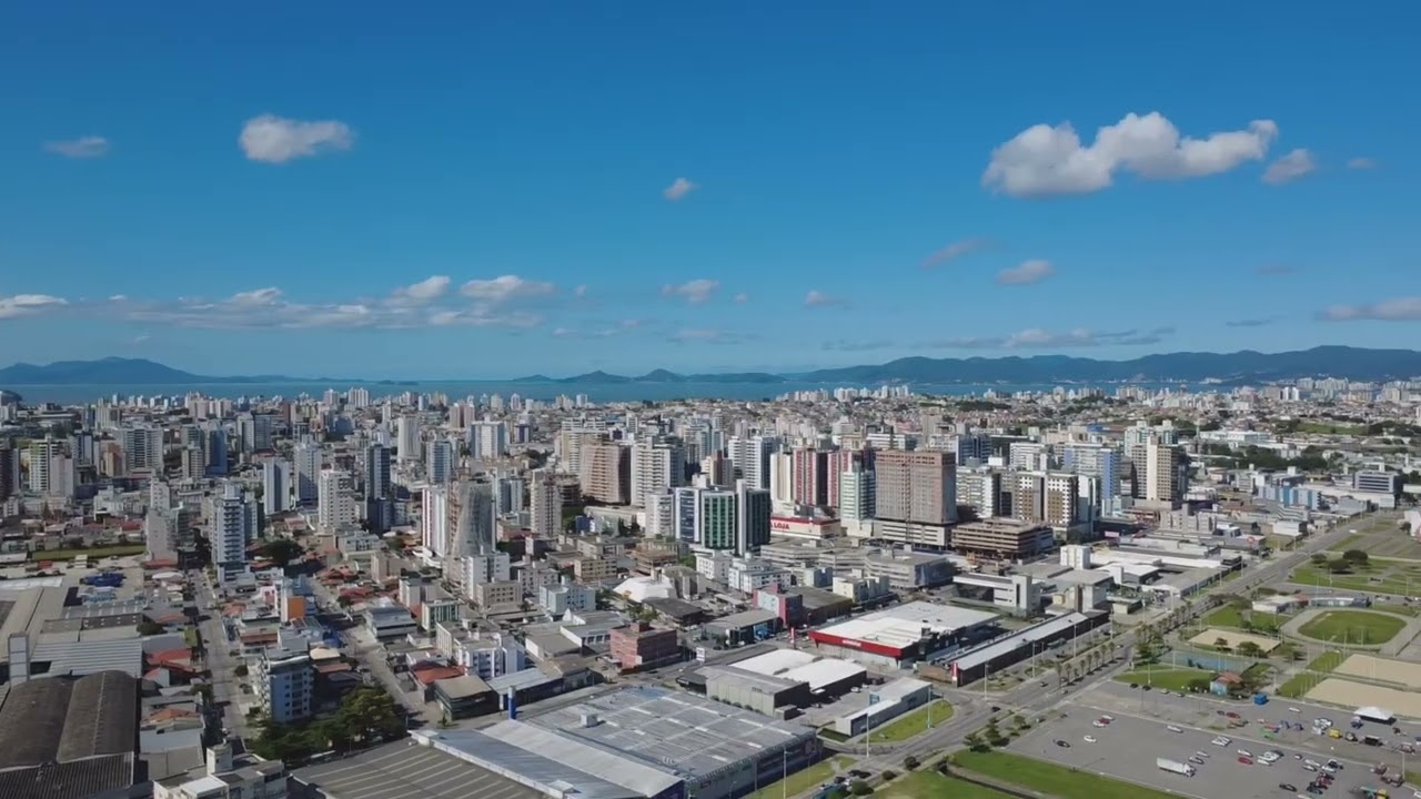 Voando beira mar de São José e Biguaçu