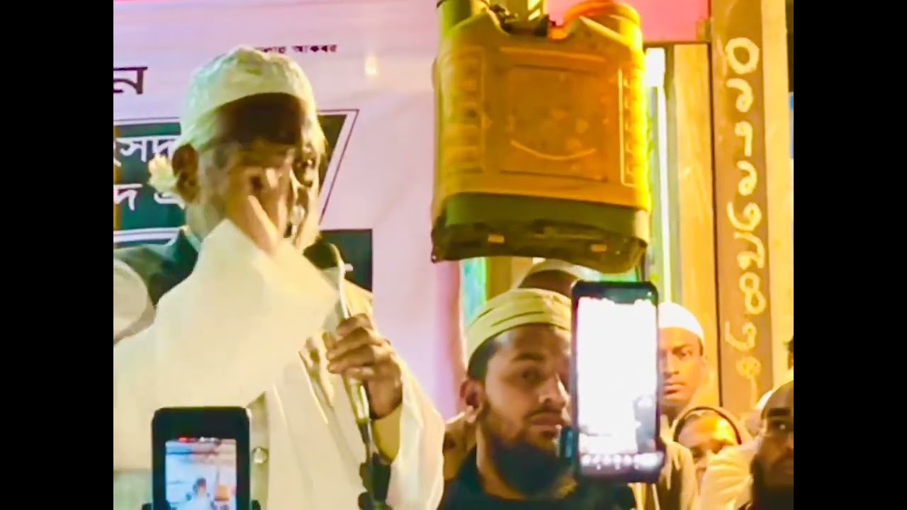 আল্লামা খালেদ সাইফুল্লাহ পীর সাহেব কমলনগর এর পথসভায় বক্তব্য দিয়েছেন। 