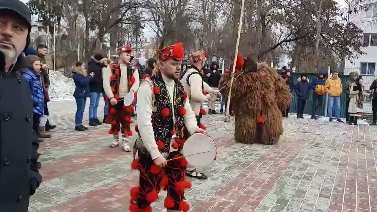 Ursul de la Bădeni la Festivalul de Datini și Obiceiuri de Iarnă de la Liceul Tehnologic Hârlău..🐻❤️