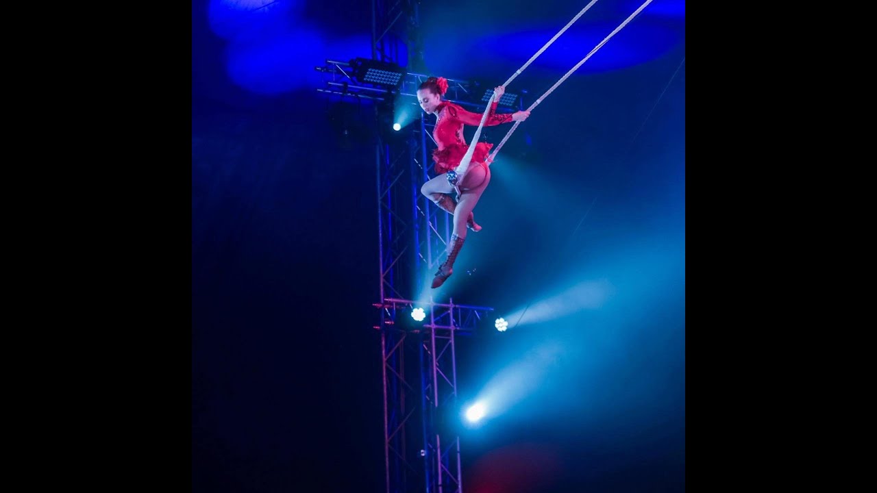 Milena Oksanen Swinging Trapeze at Karlsruher Weinachtscircus