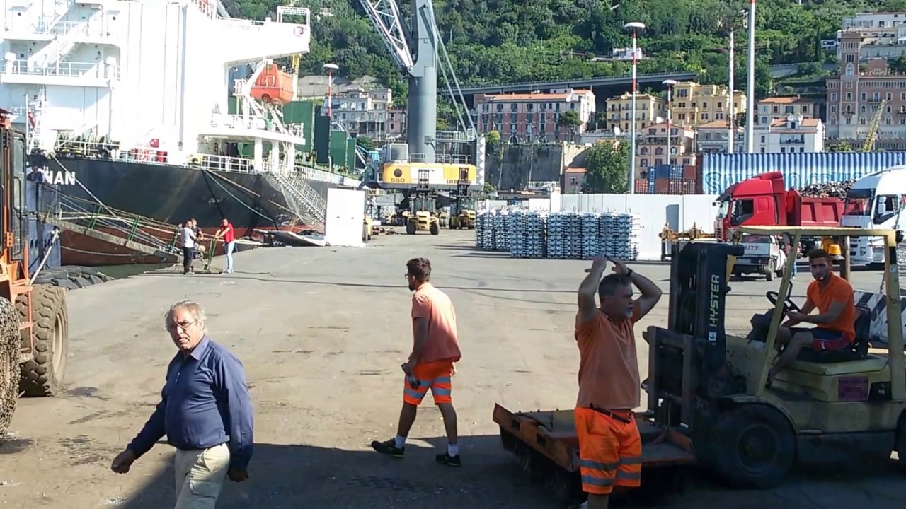 Porto di Salerno si carica la nave per la Sicilia