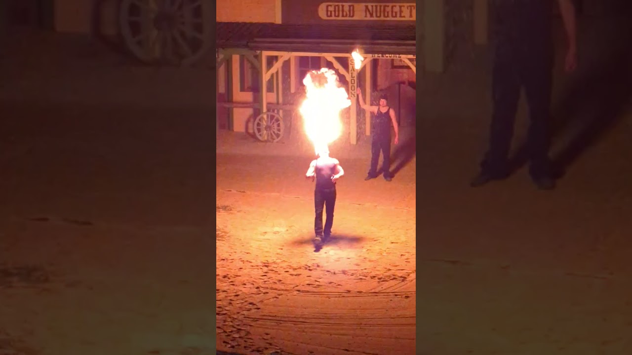 spektakul&auml;rer Feuer 🔥 Spucker #feuer #show #stunt