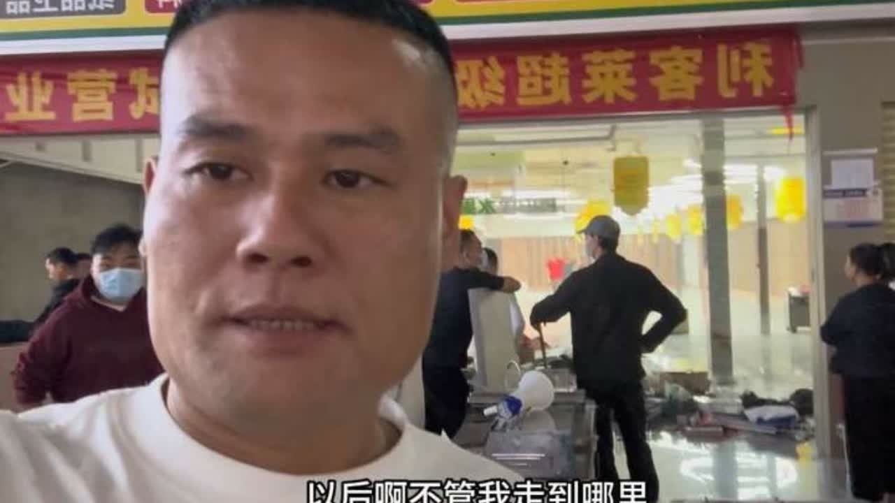 在广州石井做服装尾货，今天是这段时间最消停的一天，正好闲下来出去走动一下，最近也拿了一个场地做服装超市，鞍前马后的大伙跟着我一起操了不少心，希望我们大家的未来都是有奔头的