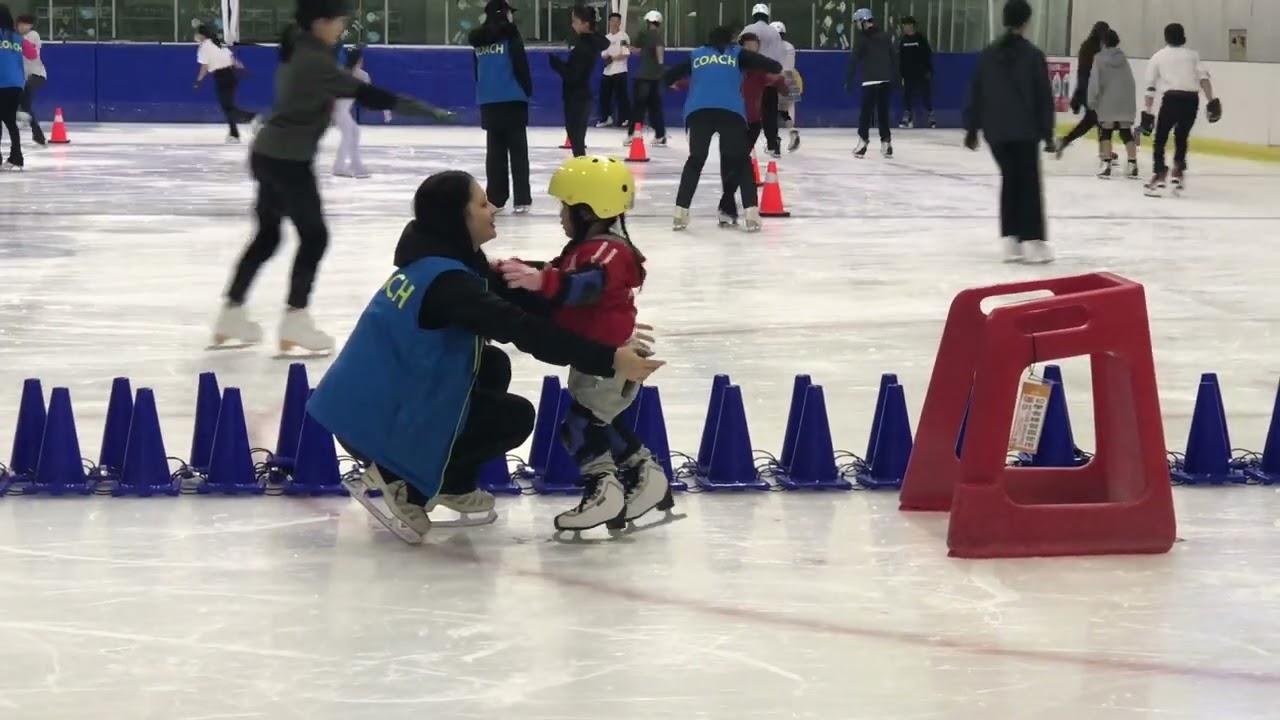 C.C.三歲多小巨蛋溜冰初體驗！三歳の女の子は初めてスケートを習うA three-year-old girl learned to skate for the first time.