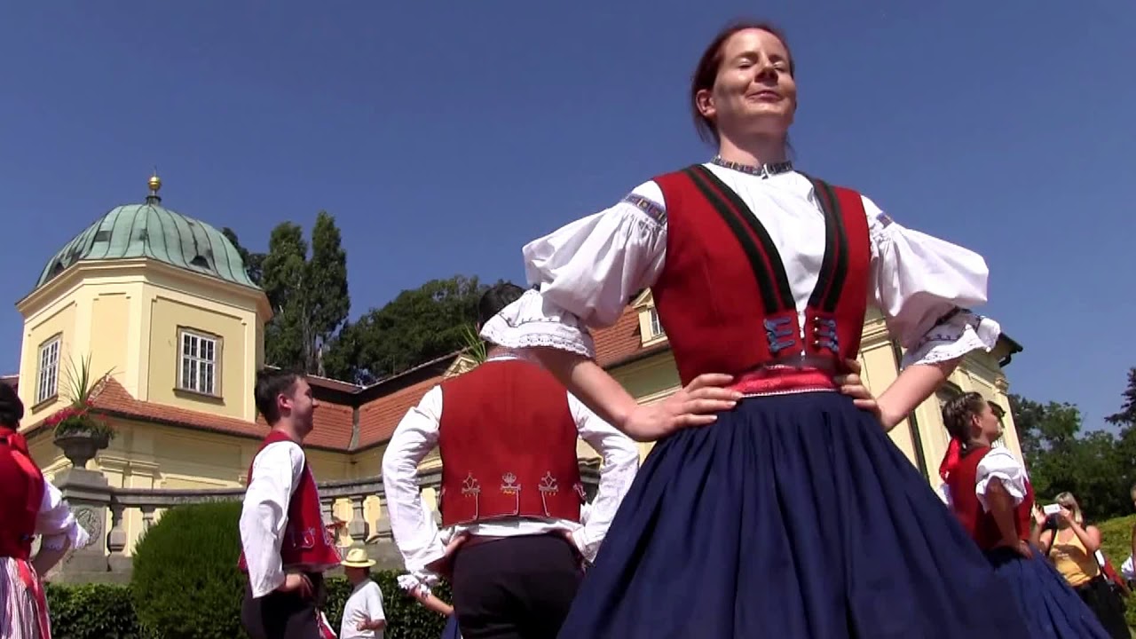 BUCHLOVICE-12.SVÁTEK ČESNEKU: parádně tančil valašský soubor Rusavjan z Rusavy