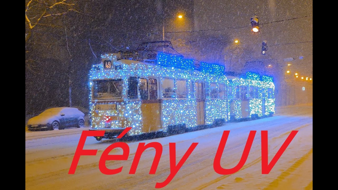 2026 Fény UV villamos hóesésben.