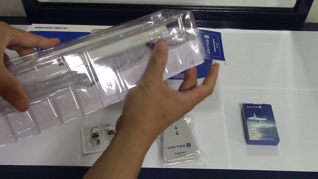 United Airlines B787-9 (Dreamliner) 1/200 Hogan Plastic Snap-Fit Model