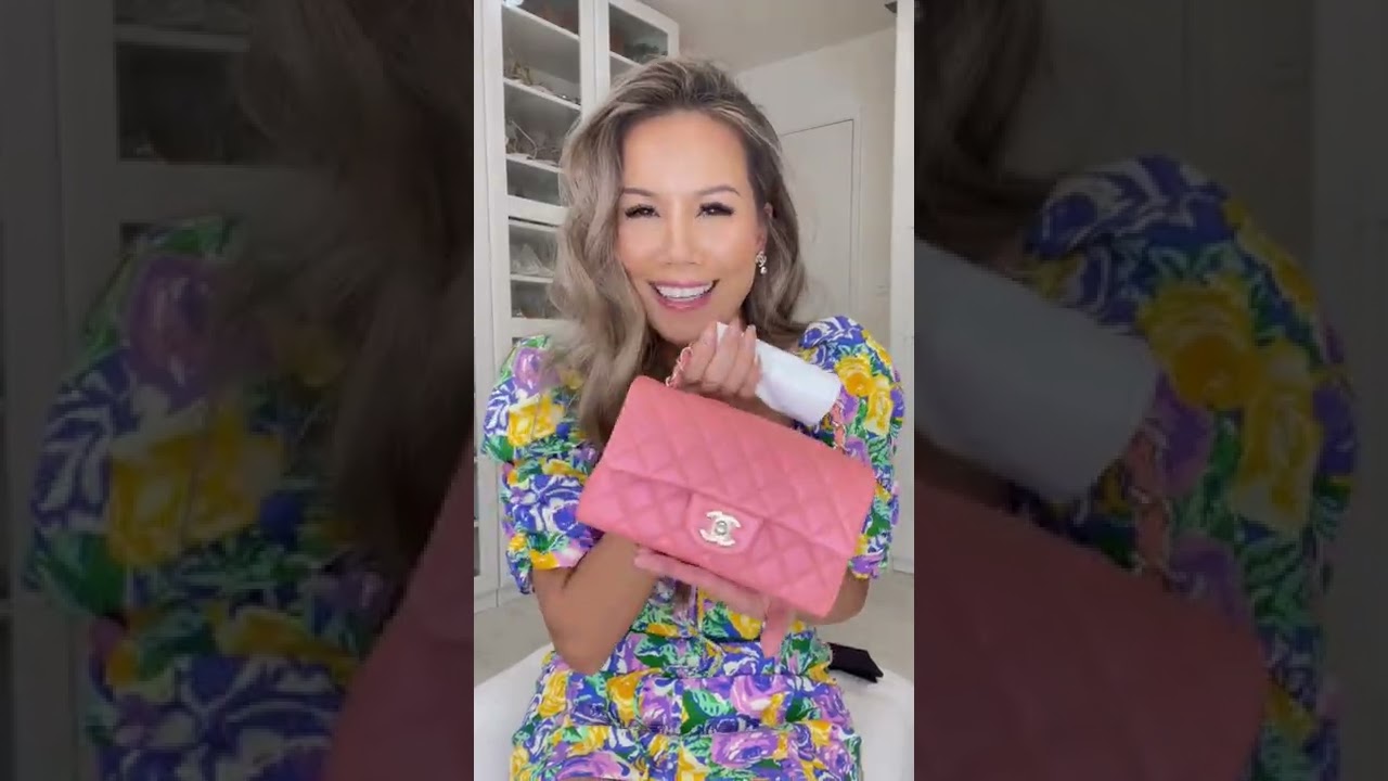 Распаковываю свою новую мини-сумку Chanel, которую я получила из Европы, так как евро упал 