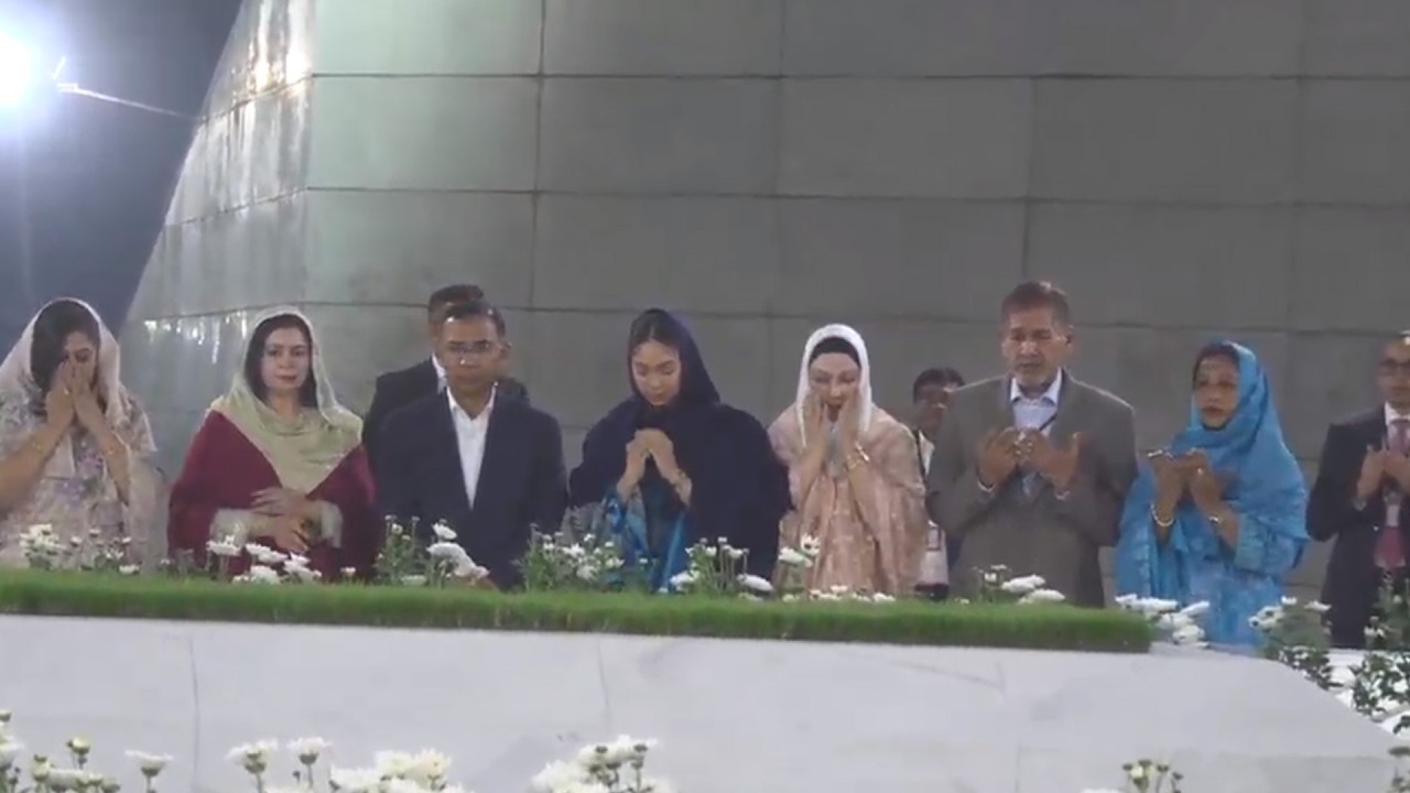 🔴 LIVE  | প্রধানমন্ত্রী হিসেবে দায়িত্ব গ্রহণের পর পিতা মাতার সমাধিতে তারেক রহমান ও তার পরিবার