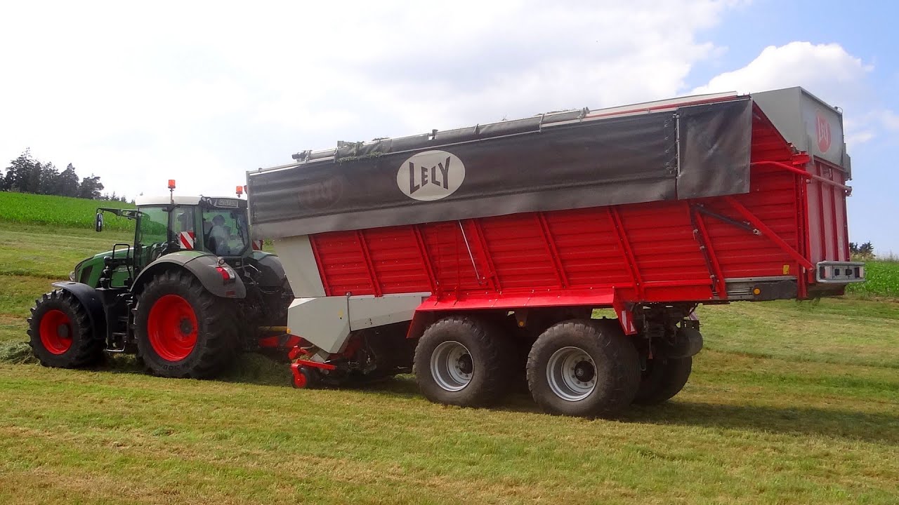 Fendt 828 Vario mit Lely Tigo PR 70 beim Gras einfahren
