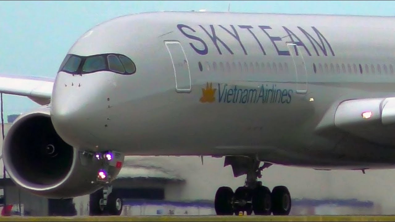 EXTREMELY CLOSE UP Vietnam Airlines Airbus A350 Landing & Takeoff | Melbourne Airport Plane Spotting