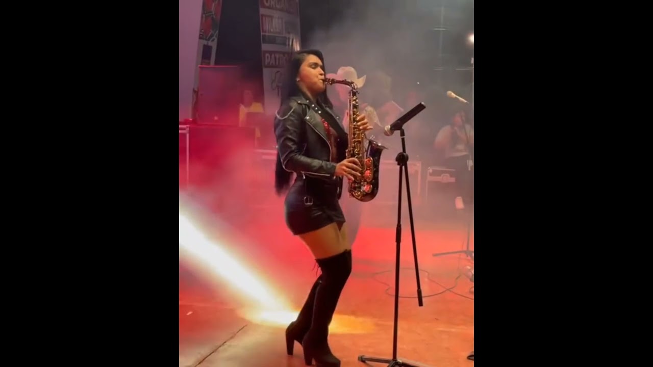 Hermosa colombiana tocando musica norteña ❤ ( molylapatrona )