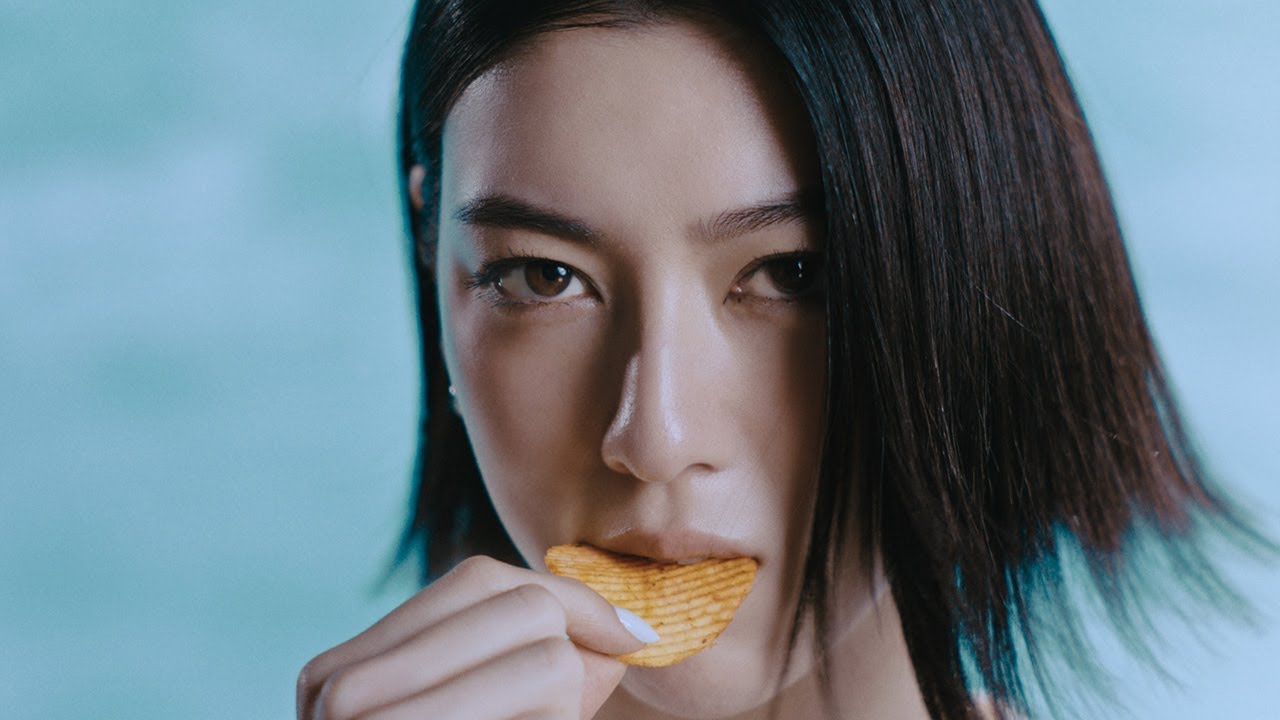 三吉彩花、セクシー＆クールな衣装でウオーキング　“濃厚”かつ“爽快”な表情に注目　「湖池屋ストロング」新CM「五感快感」」編
