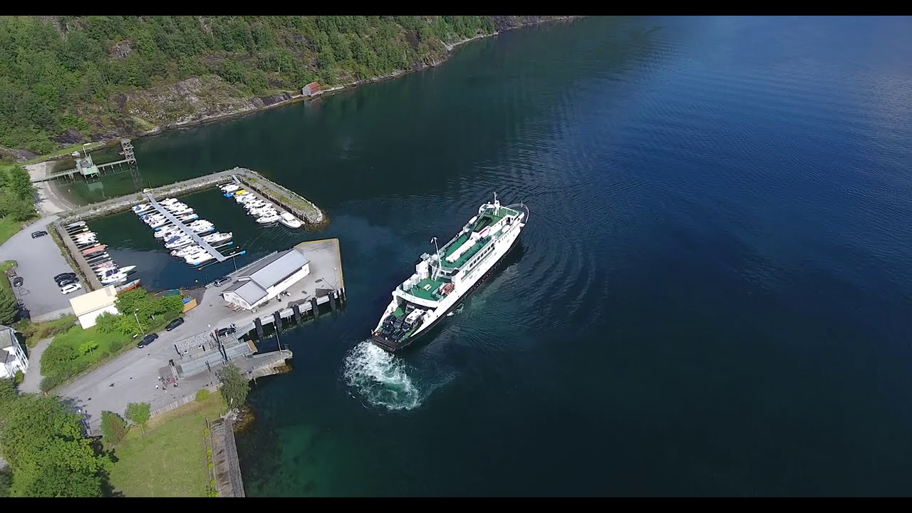 |DJI Phantom 4| Car ferry Veøy approaching Hellesylt from Geiranger