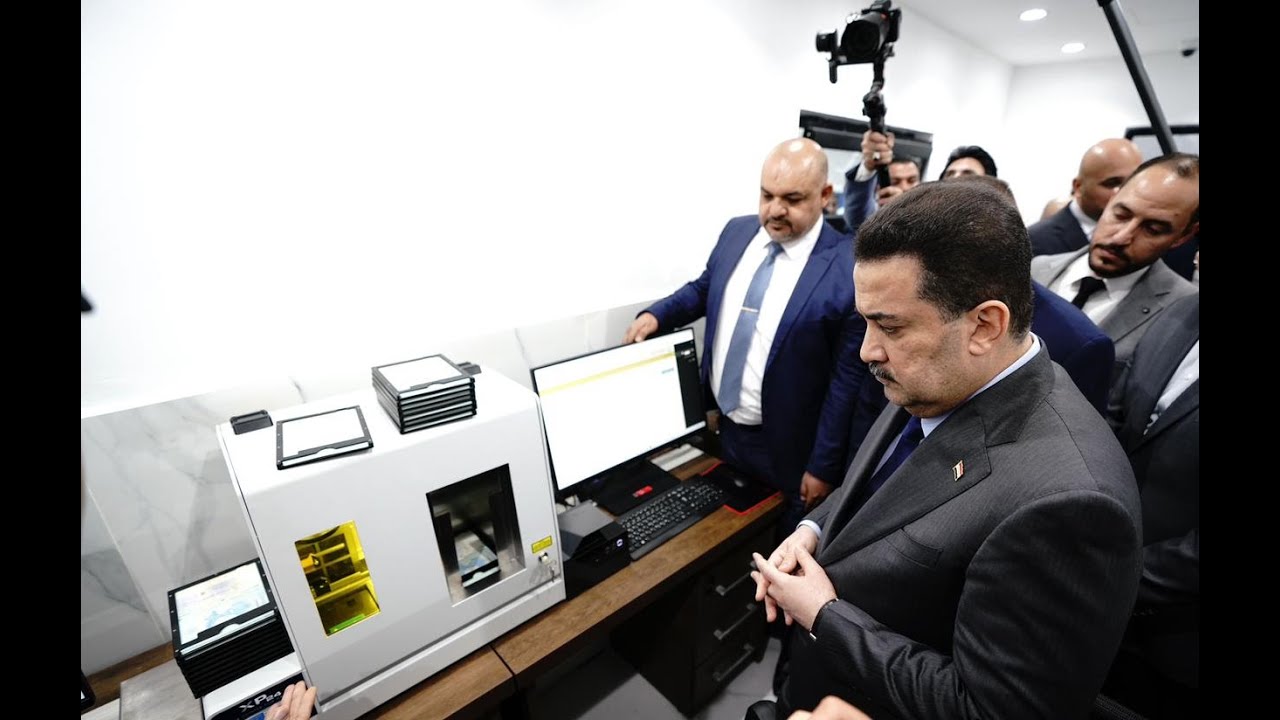 رئيس مجلس الوزراء يفتتح نافذة الجواز الإلكتروني ويشرف على إصدار أول جواز إلكتروني