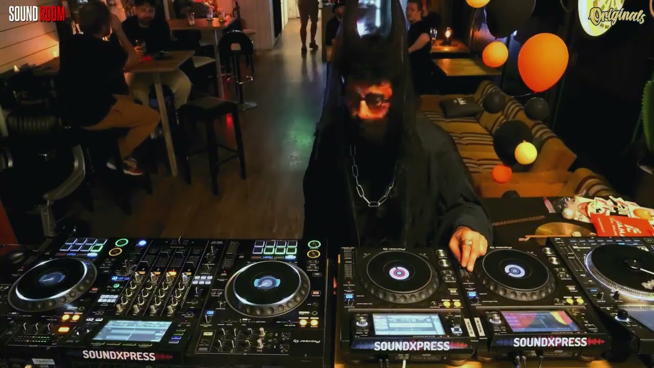Downtempo DJ set at a Hi-Fi Bar on Halloween | Zikiwiki | SOUND ROOM