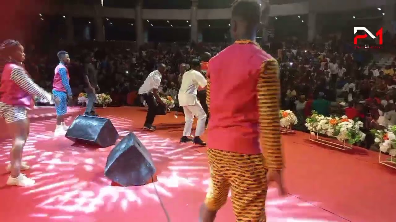 Petit Stéphano met le feu au concert de Amani Djoni au palais de la culture d'Abidjan