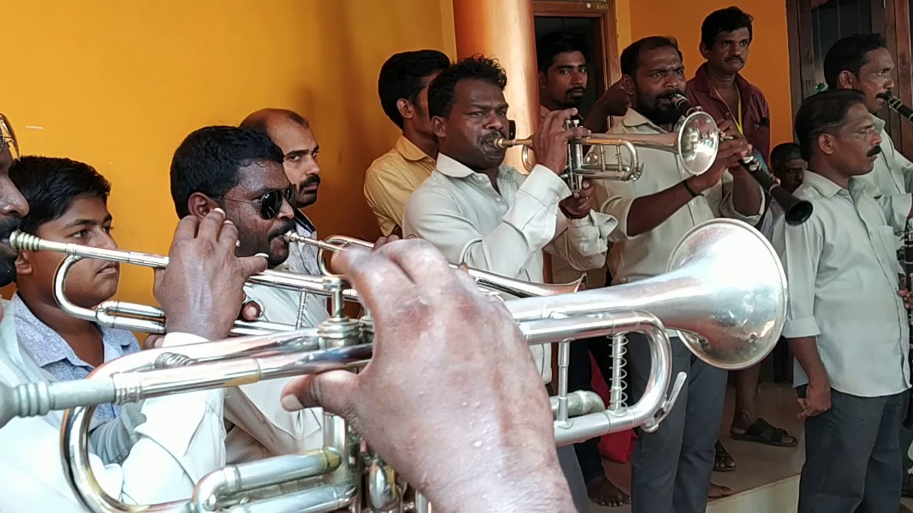 KAIRALI CHALAKKUDY PLAYING DEVASANGEETHAM NEEYALLE....(GURU MOVIE) SONG