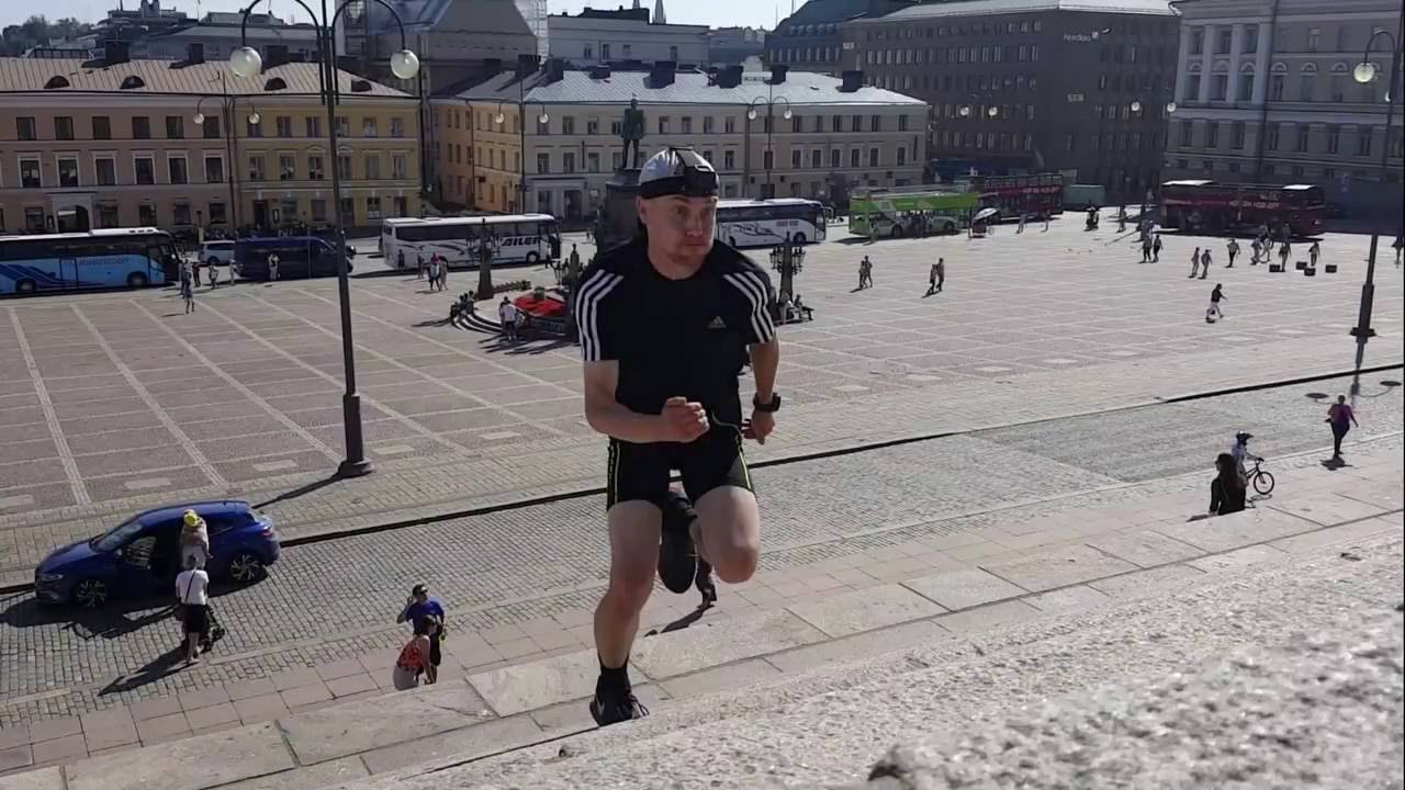 Helsingin Tuomiokirkon portaat juosten